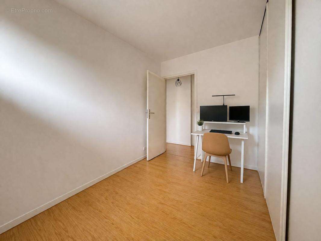 En plein centre ville F4 - 2 chambres - 73m² - 2 places de parking - 1 cave - photo 6