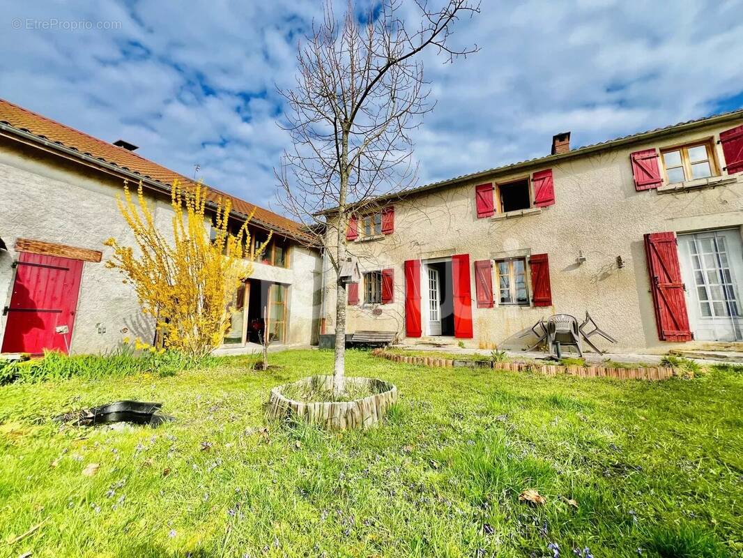 Maison à SAINT-CLEMENT-DE-REGNAT