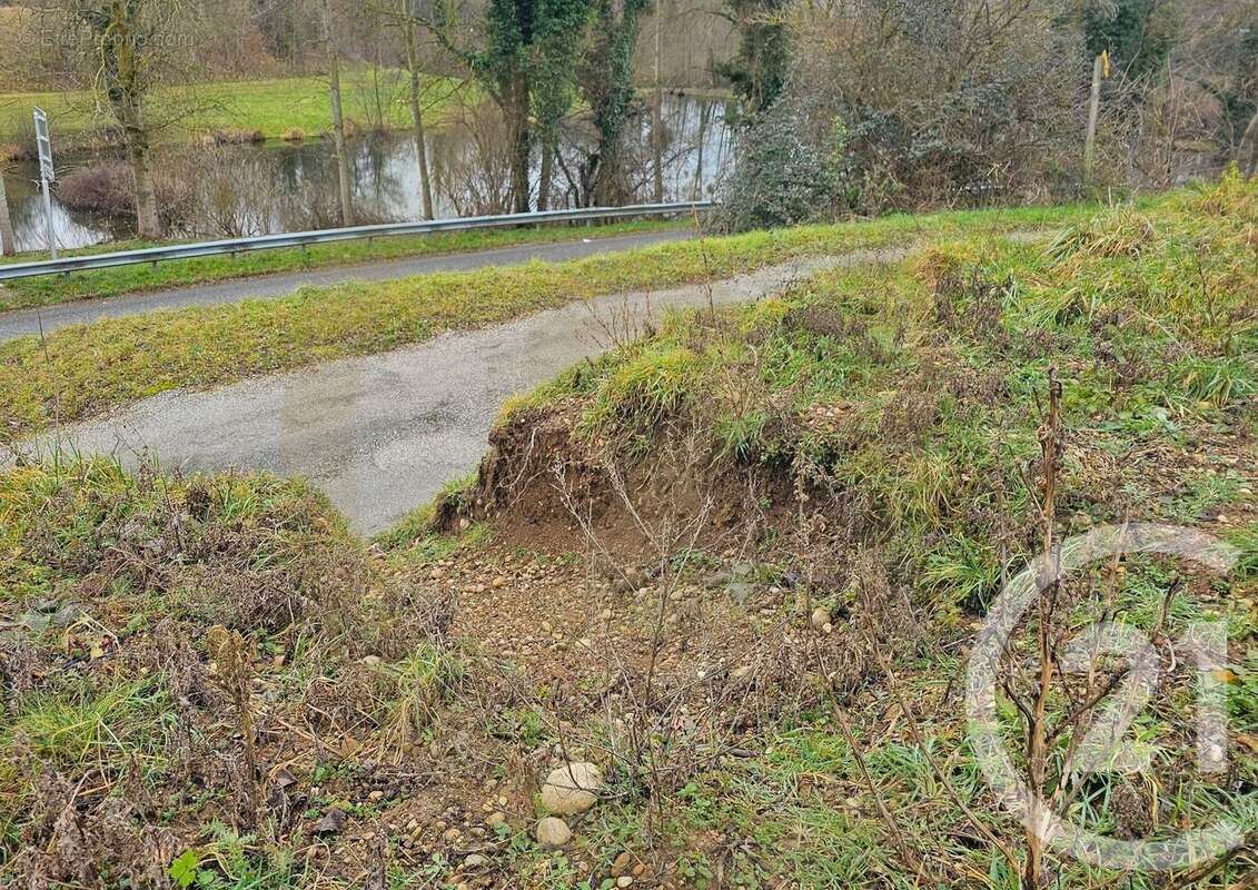 Terrain à MEYRIEU-LES-ETANGS