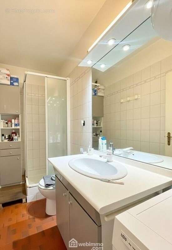 Salle d?eau fonctionnelle avec rangements et espace buanderie intégré. - Appartement à SAINTE-MAXIME