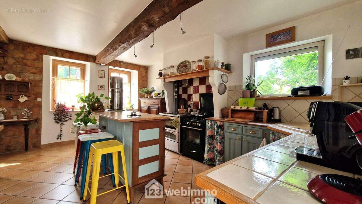 Une cuisine aménagée et équipée - Maison à VESLUD