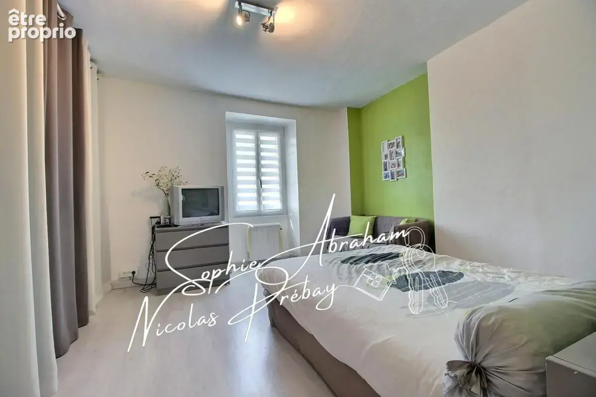 Maison en pierres avec cour close de murs et dépendances - photo 7