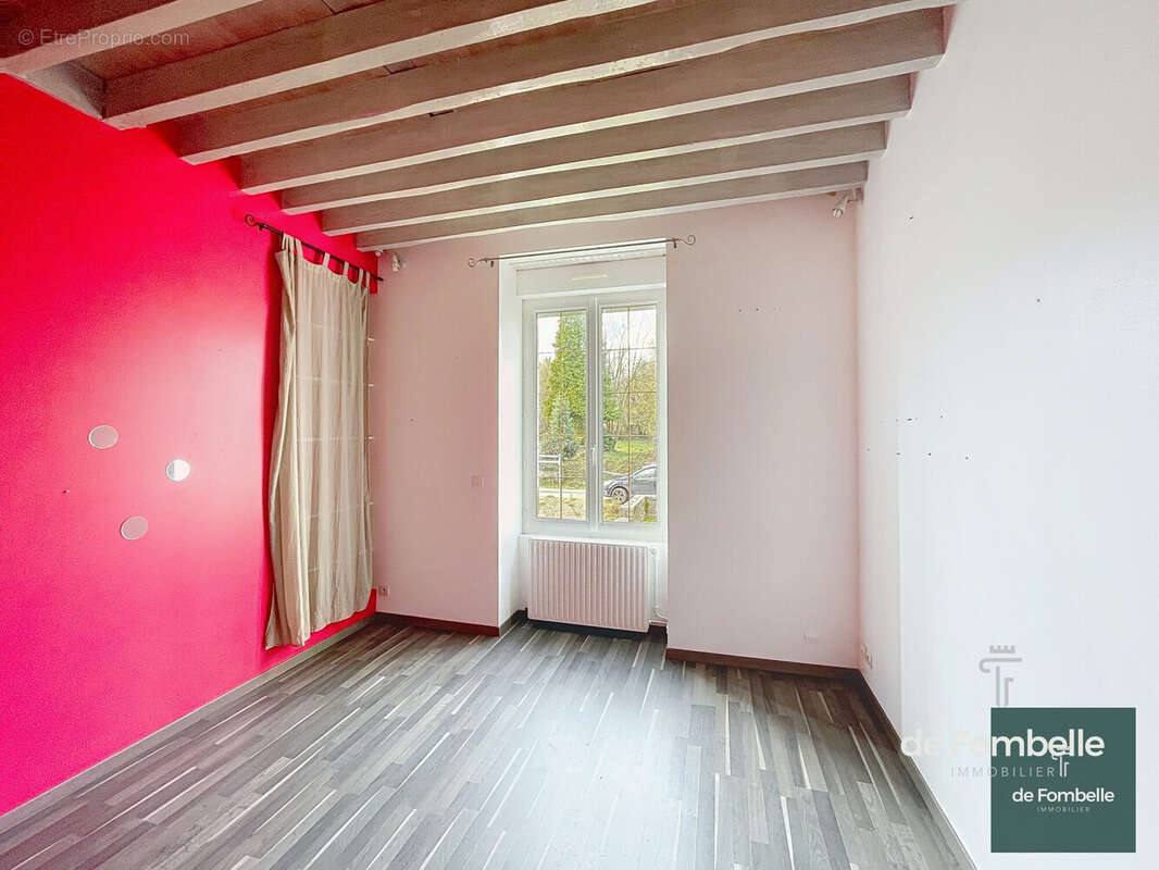 Maison à SAINTE-MARGUERITE-DE-CARROUGES