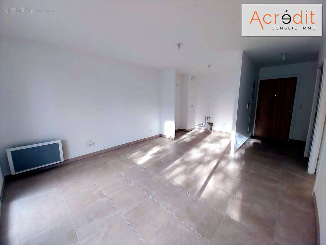 OPPORTUNITÉ RARE à Clermont-l'Hérault ! T2 disponible immédiatement avec Terrasse & Box. - photo 3