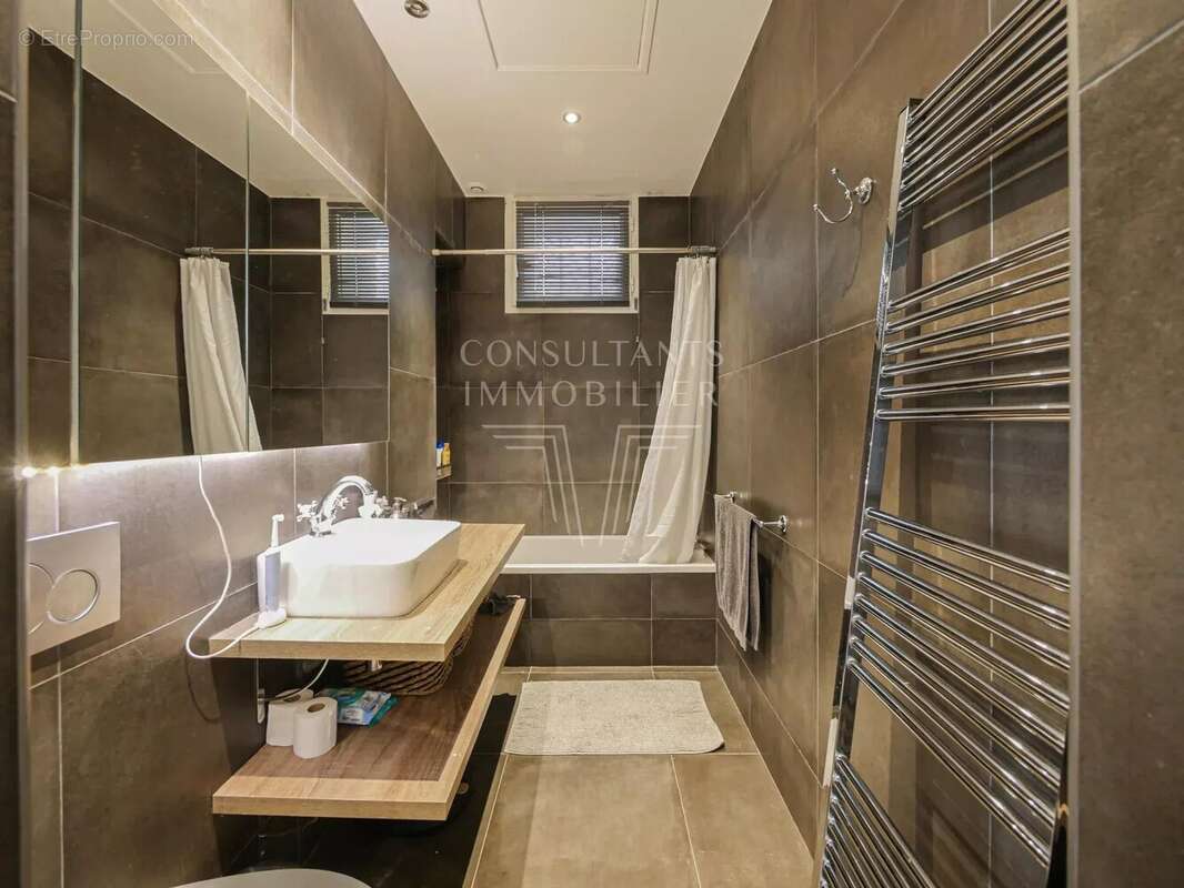 Appartement à PARIS-16E