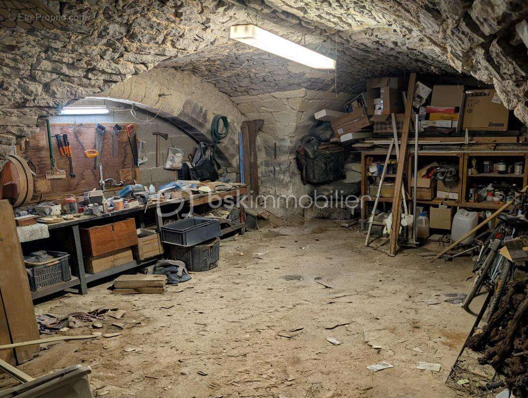 Maison à VIC-LA-GARDIOLE