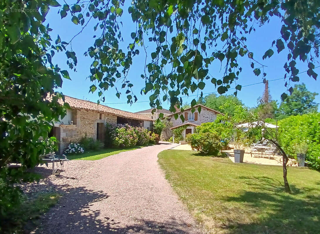 entrance drive - Maison à BUSSIERE-BADIL