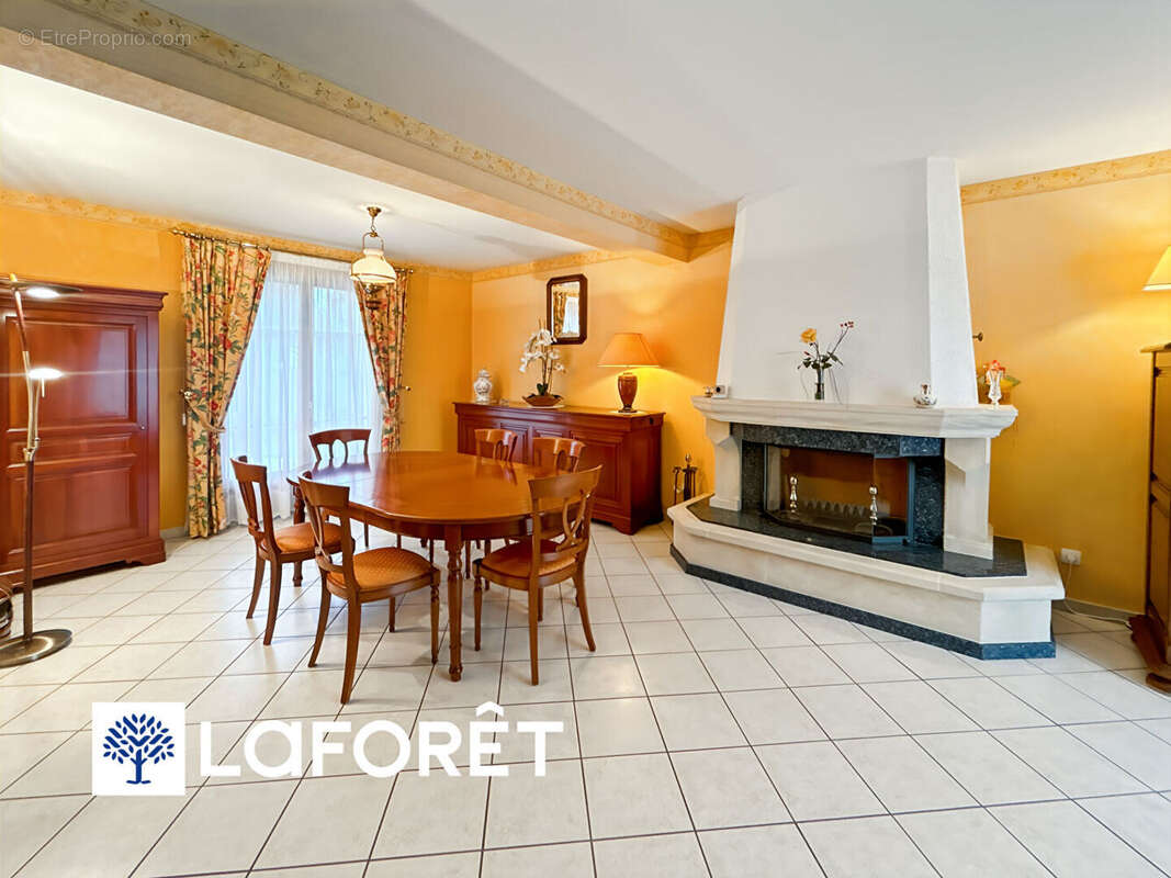 Maison à SAINTE-GENEVIEVE-DES-BOIS