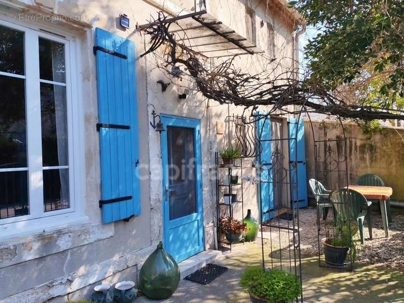 Maison en pierre de caractère au Sambuc – 3 chambres, terrasse et charme authentique en Camargue - photo 2