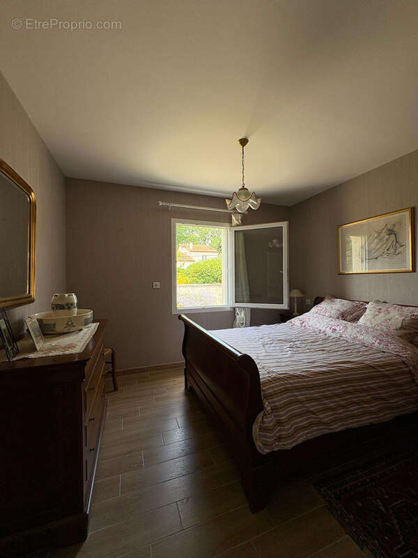 ROULLET SAINT ESTEPHE Maison de plain pied 169 m2  3 chambres secteur calme - photo 18