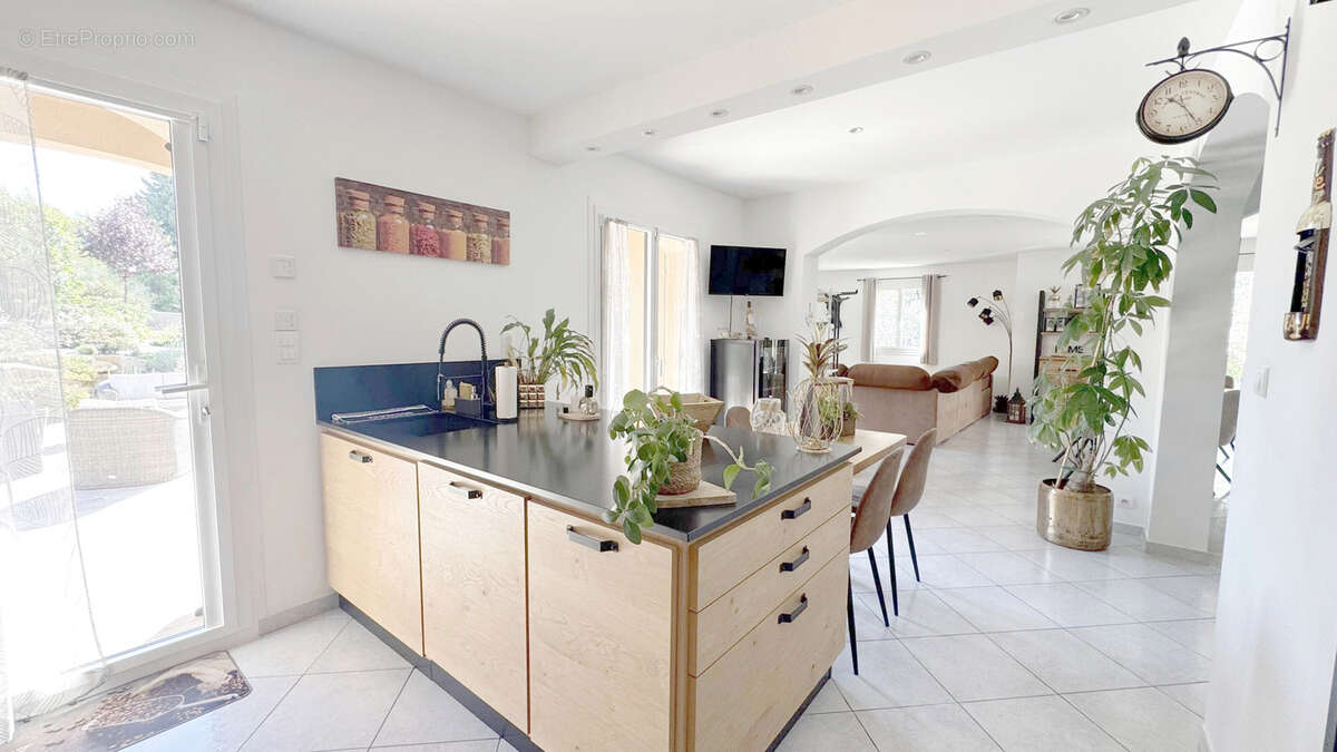 Maison à CHATEAUNEUF-LE-ROUGE