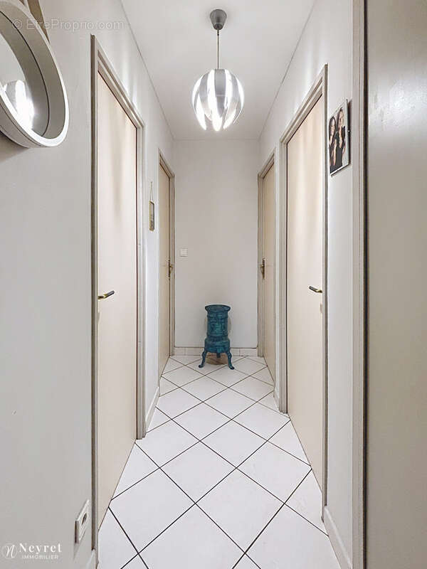 OULLINS - Appartement T4 de 88,26 m2 avec balcon, ascenseur, cave et parking   À 3 minutes du centre-ville et - photo 9