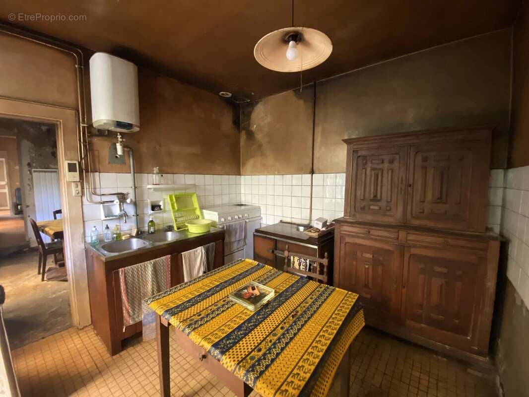 Maison de village atypique à rénover avec jardin et une grande grange - photo 3
