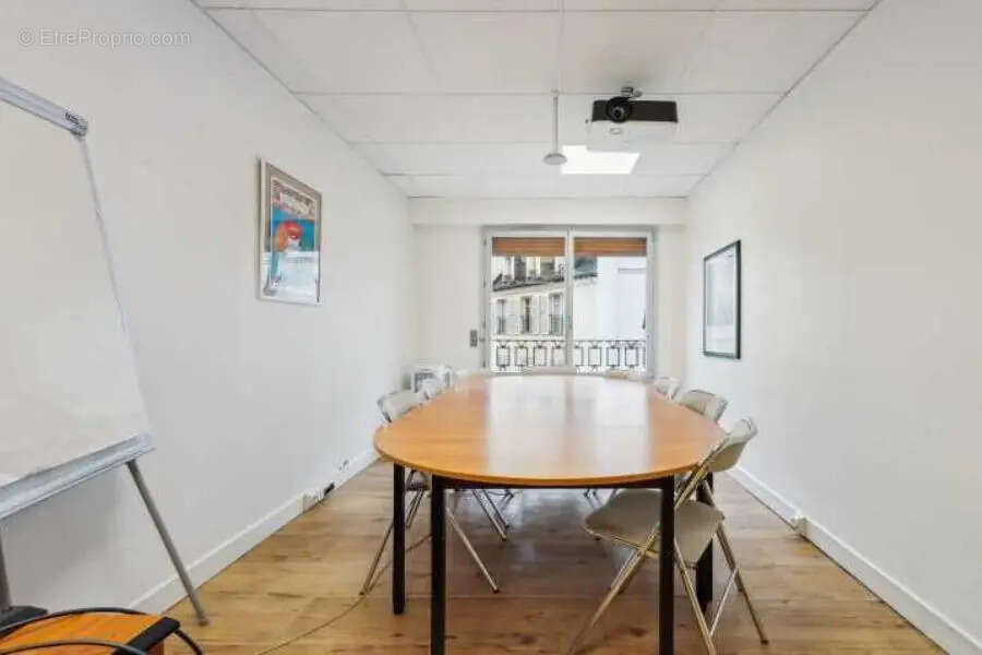 Commerce à PARIS-8E