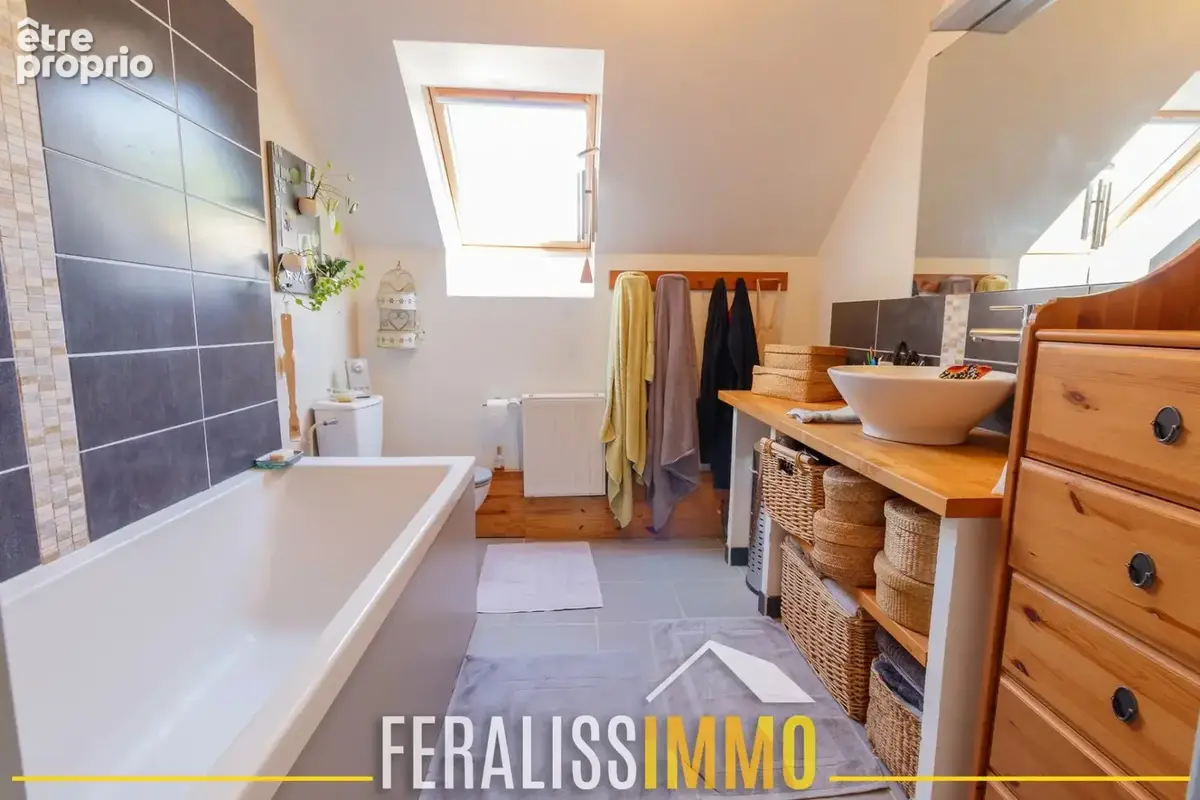 Dans un écrin de verdure, maison familiale édifiée sur sous- - photo 15