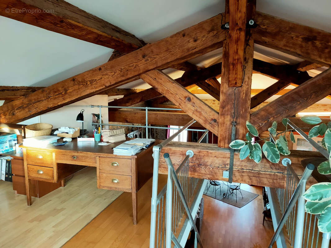 Beaux volumes pour cette maison vignerone avec terrasse et tres grand garage - photo 7