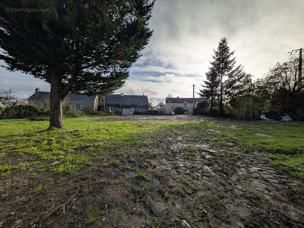 Terrain à SAINT-DOLAY