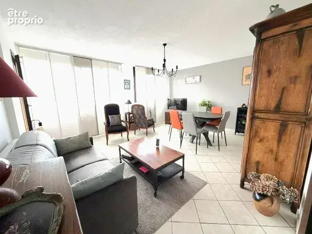 LYON 3, AVENUE GEORGES-POMPIDOU T3 traversant de 75 m2 avec balcon, garage et cave - photo 2