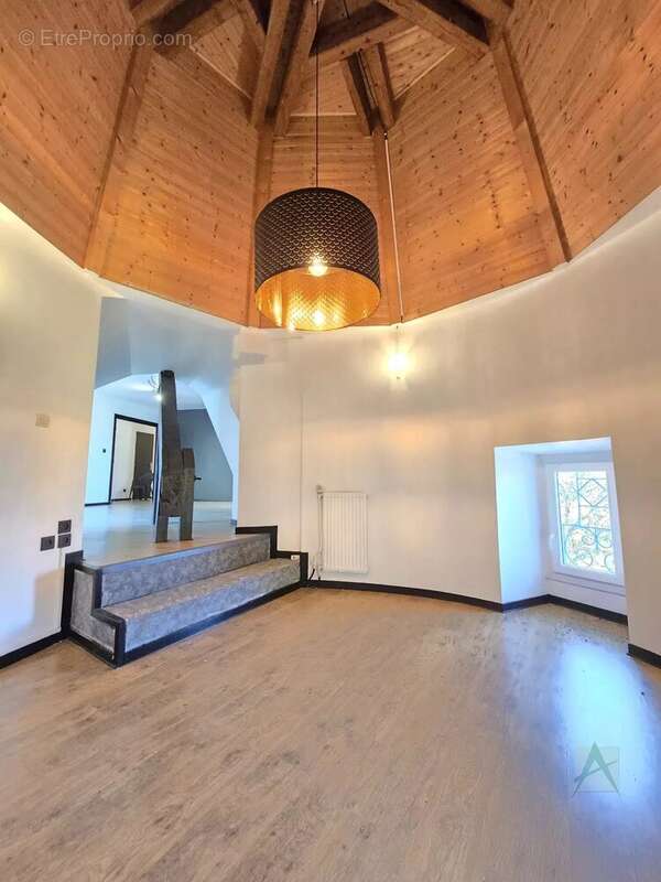 Appartement à CHALLES-LES-EAUX