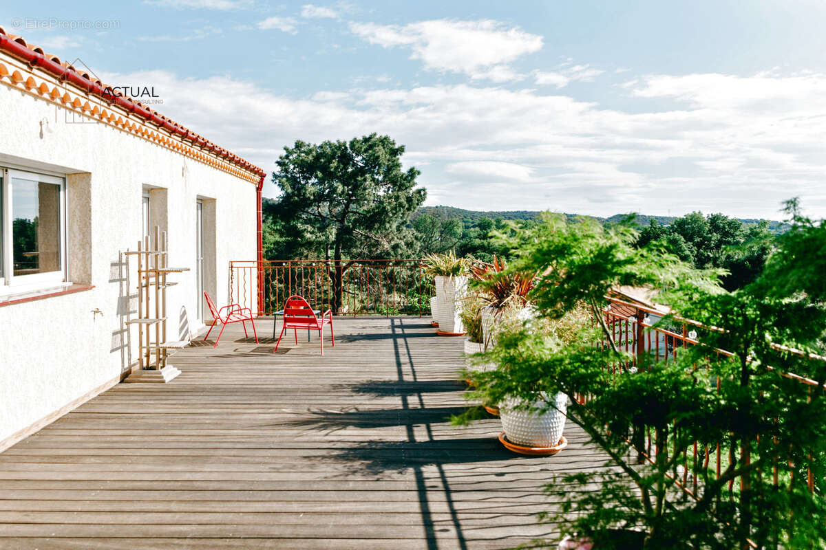 Découvrez cette magnifique villa de 324m2 avec vue montagnes au calme et piscine. - photo 2