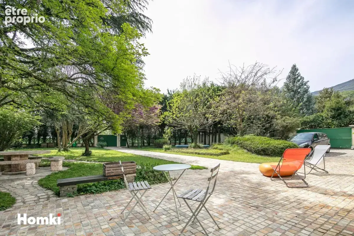 Maison de 226 m² au cœur d’un jardin arboré de 1 500 m² – Fraîcheur, calme et verdure - photo 12