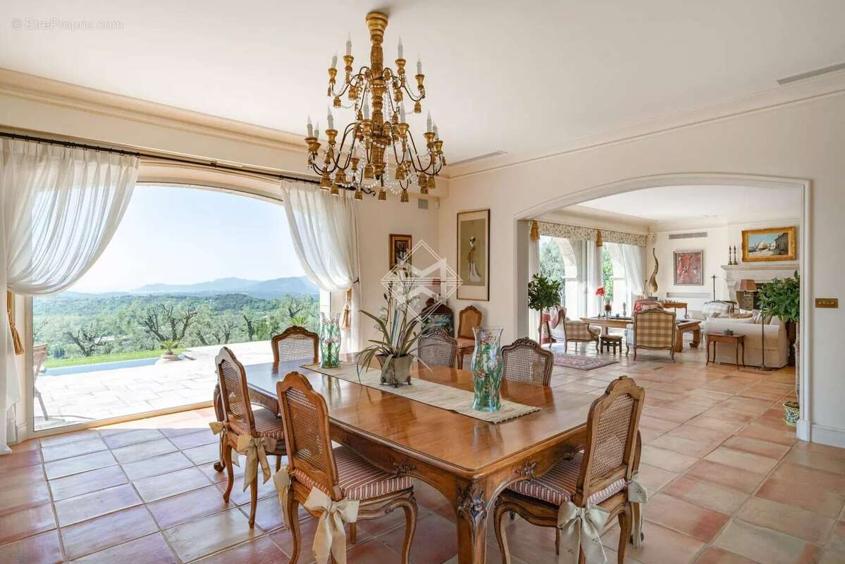 Maison à CHATEAUNEUF-GRASSE