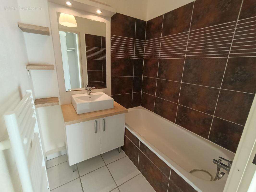 Appartement à PINS-JUSTARET