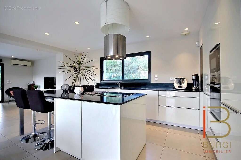 Maison à ROQUEBRUNE-SUR-ARGENS