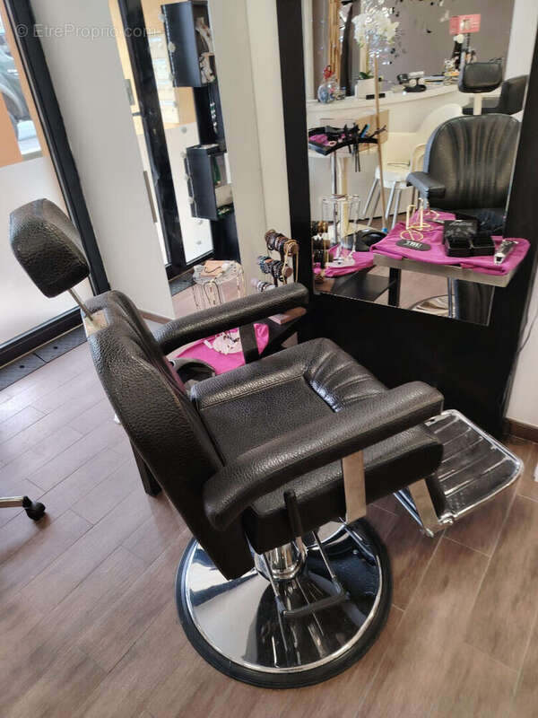 Commerce à ENTRAIGUES-SUR-LA-SORGUE