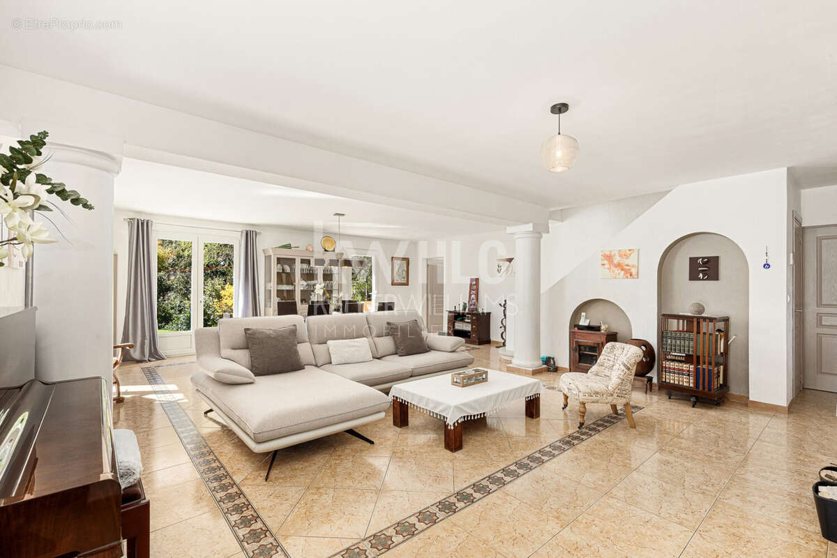 Maison à ROQUEFORT-LES-PINS