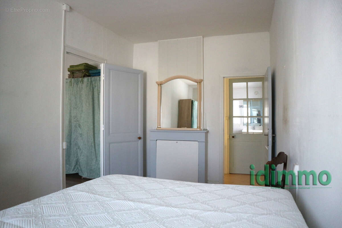 Belle maison en bon etat general de 100 m2 sur un terrain clos de 115 m2. centre bourg a proximite des commerc - photo 12