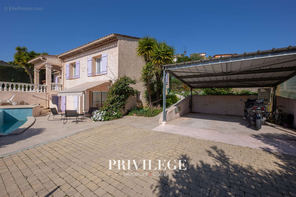 Maison à LA ROQUETTE-SUR-SIAGNE