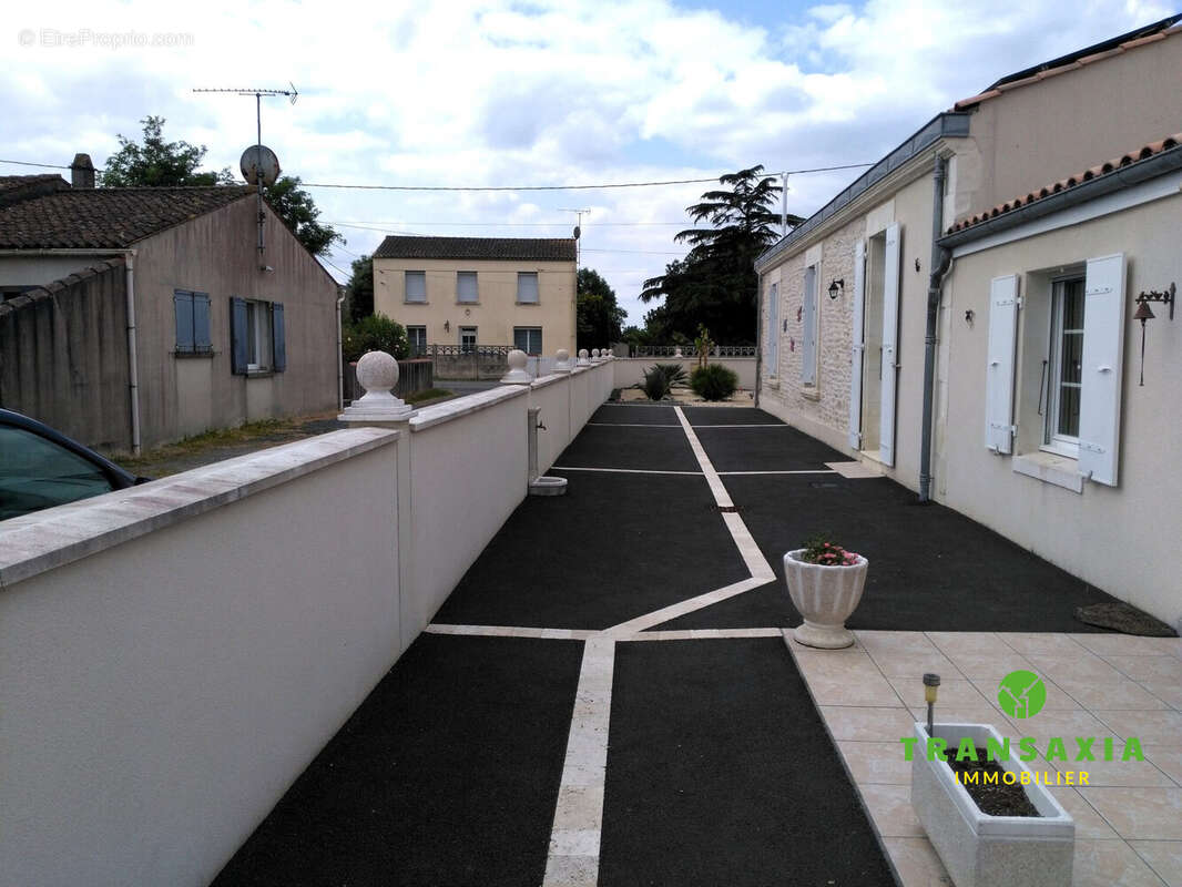 Maison 150 m² à La Taillee  - photo 2