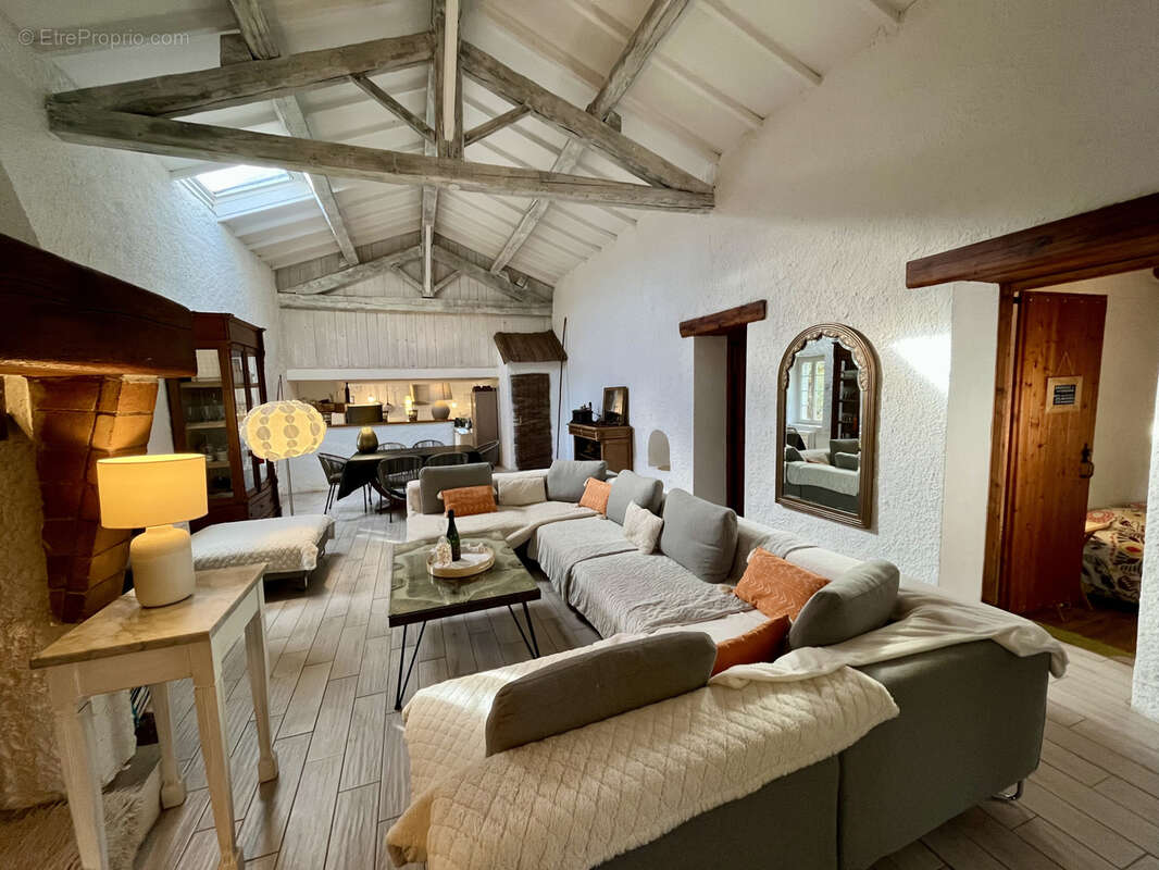 Gruissan, à 3kms des plages, maison de caractère rénovée avec 5 chambres, sur un parc de 2,5 hectares, avec pi - photo 2