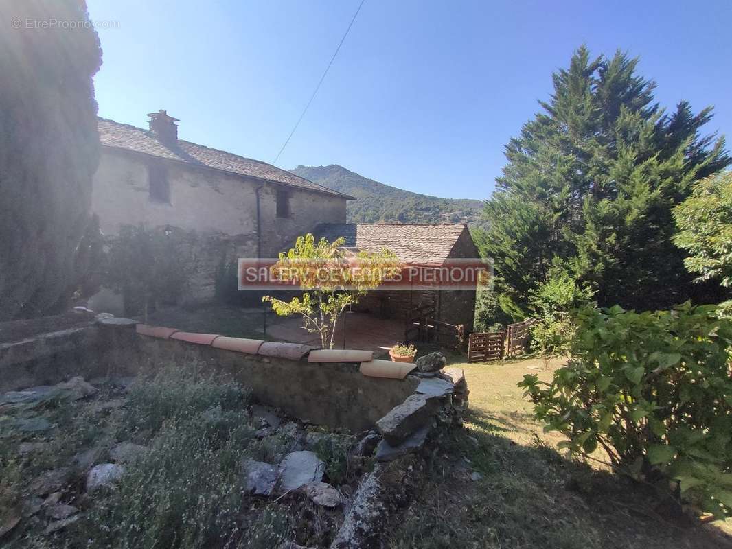 Maison à SAINT-GERMAIN-DE-CALBERTE