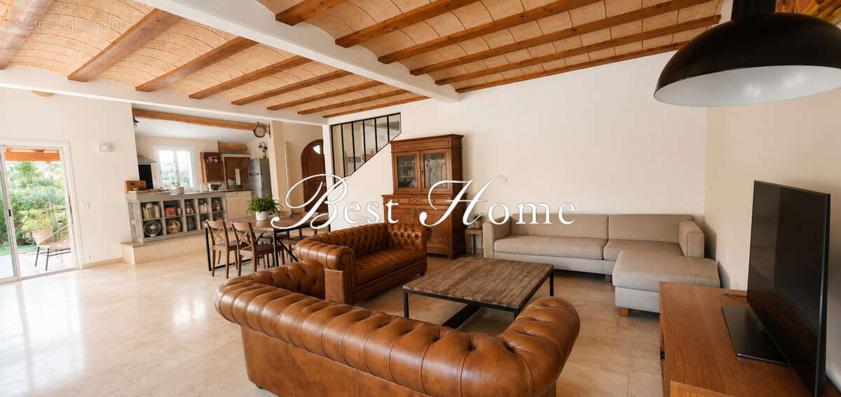 A vendre Collines Nord de Nîmes  Magnifique maison type 5 sur 3000 m2 de terrain avec garage de 56 m2 piscine - photo 4