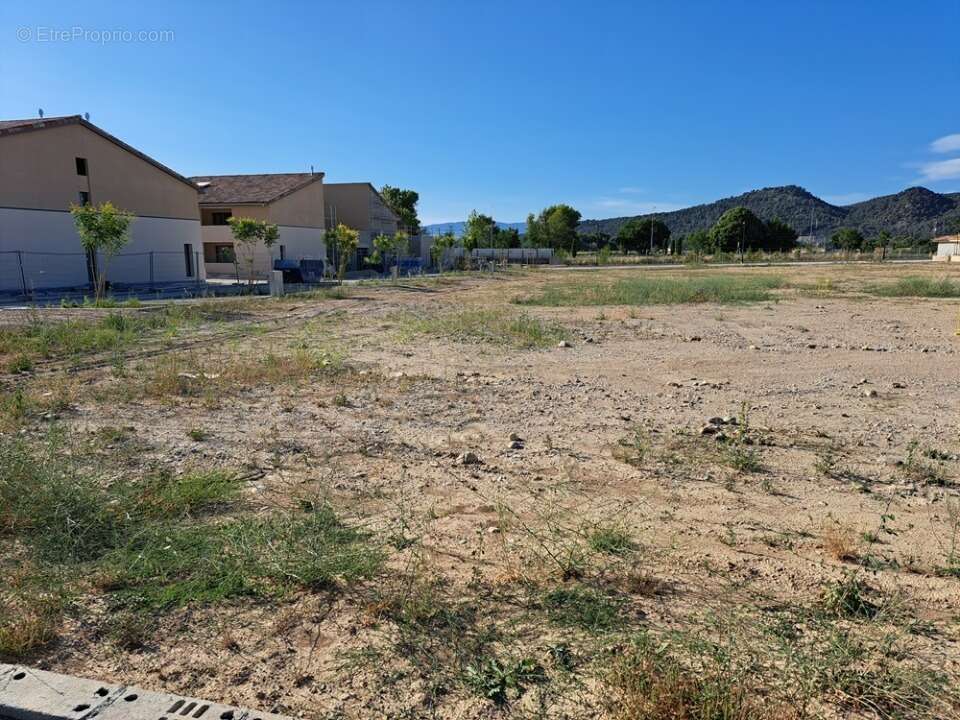 Terrain 300 m² à Peyrolles-En-Provence  - photo 4