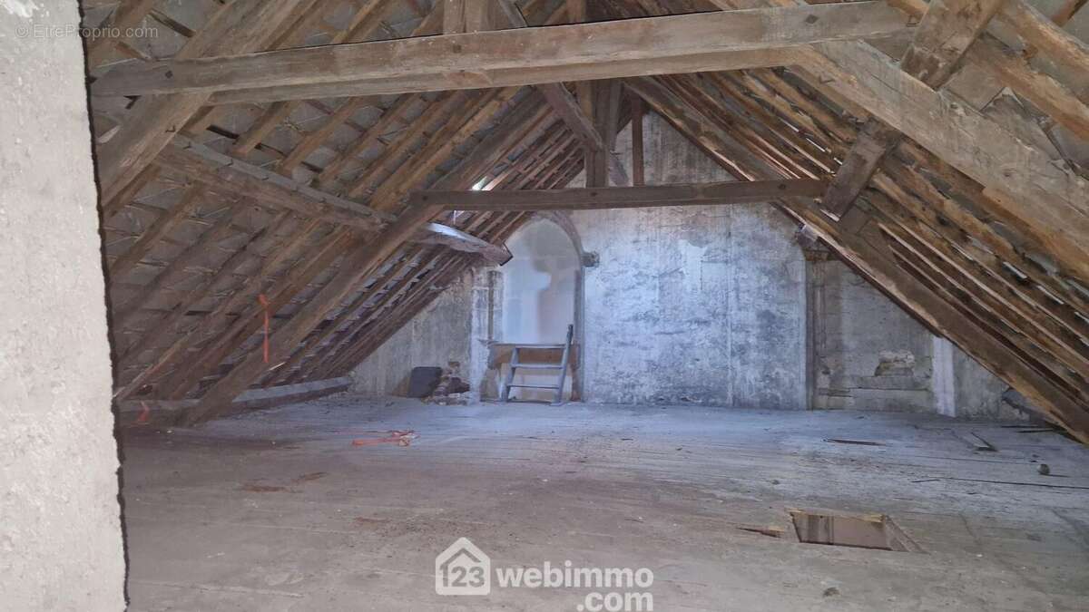 Il bénéficie d'une grande mezzanine - Appartement à LAON