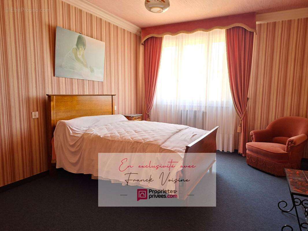 A VENDRE en Exclusivité à Beaurepaire, Ensemble de 2 maisons de 126 et 50 m2 avec plusieurs dépendances et garages sur une parce - photo 11