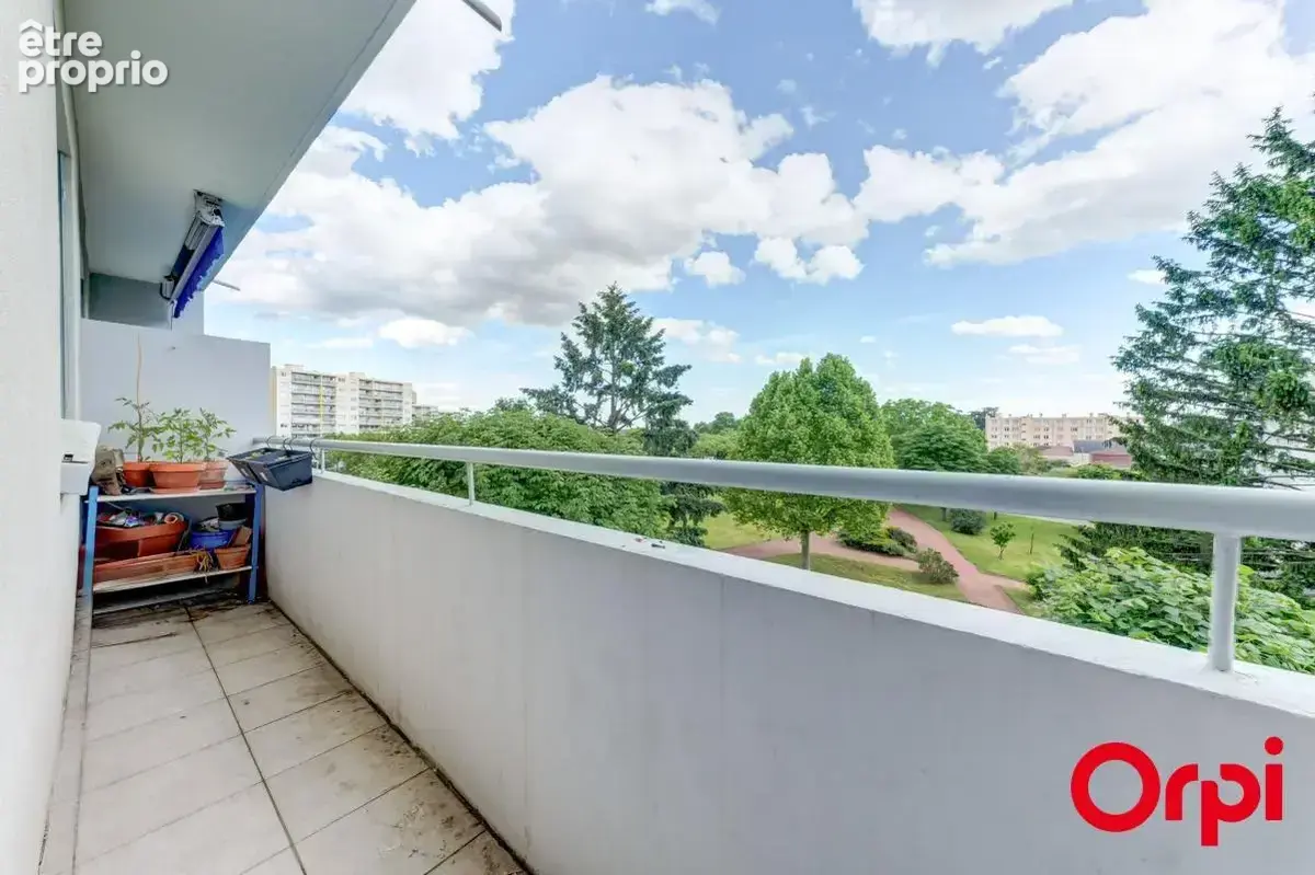 Appartement type T3/T4 vendu loué de plus de 63 m2 avec balcon à Bron Marne/Pagère - photo 3