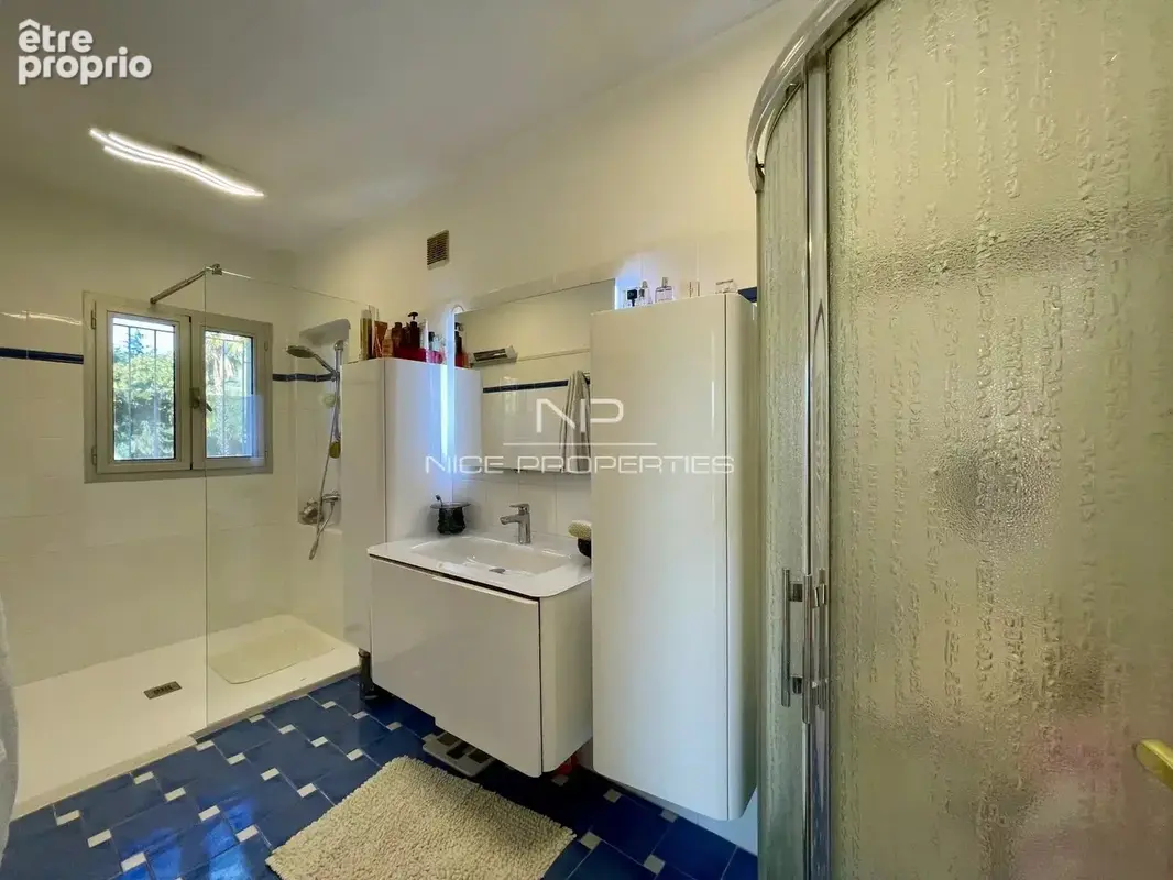 Villa avec piscine dans un quartier résidentiel - photo 17