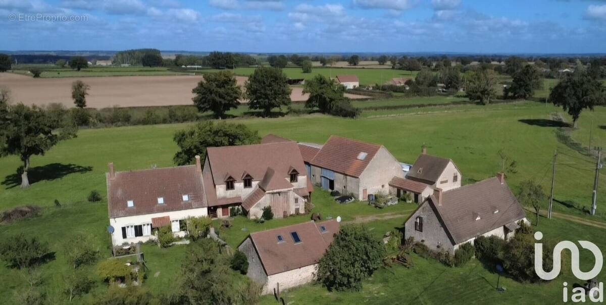 Photo 1 - Maison à SAINT-BONNET-TRONCAIS