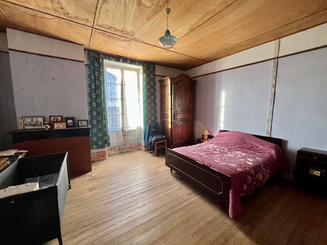 Propriété en pierres avec vue panoramique d'environ 186m2 avec grange de 440 m² et dépendances. Campagne du Lot-et-Garonne. Au c - photo 7
