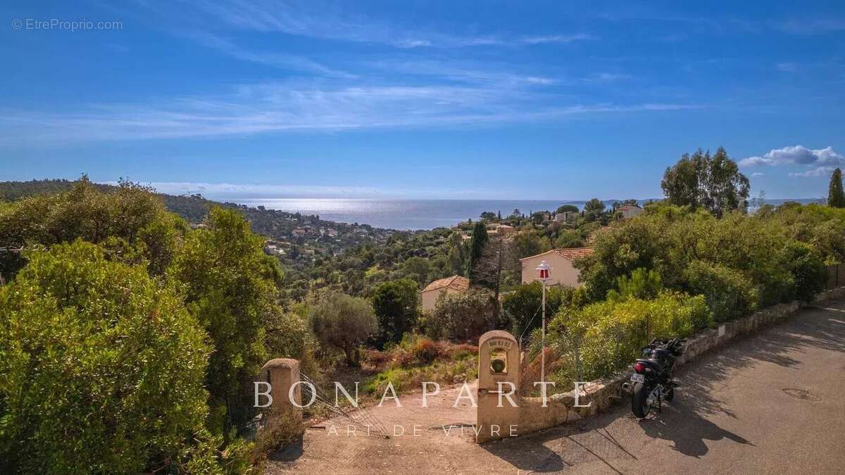 Terrain à ROQUEBRUNE-SUR-ARGENS
