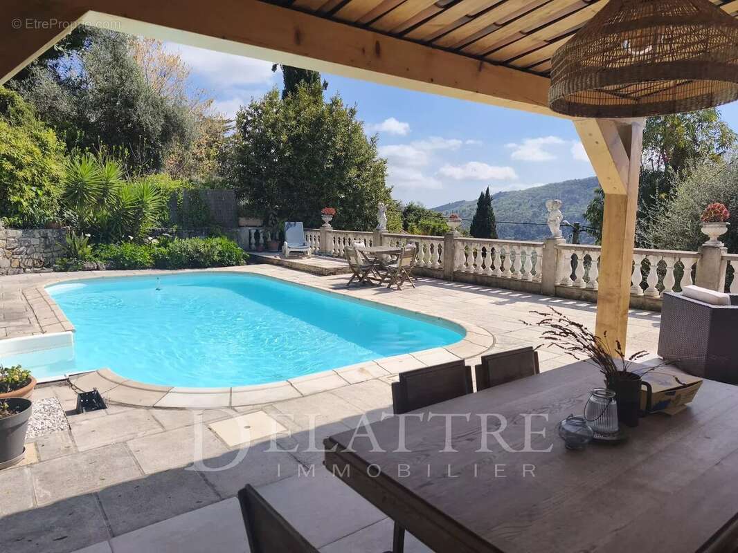 Maison à CHATEAUNEUF-GRASSE