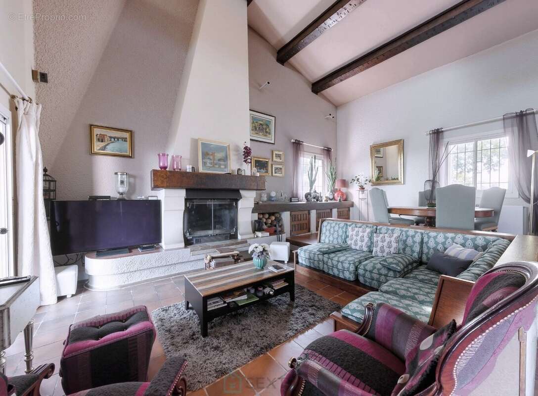 Maison à SAINT-MITRE-LES-REMPARTS