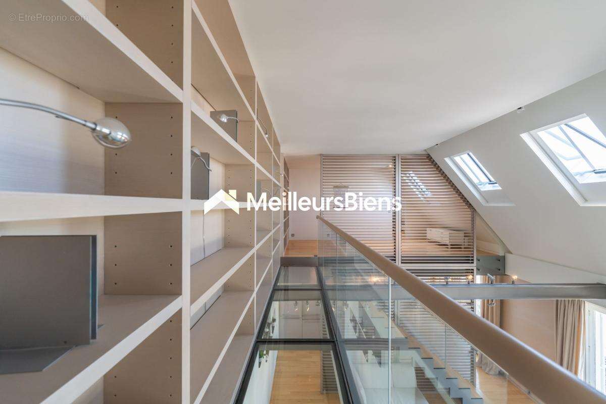 Une adresse emblématique au sein du Triangle d'Or  Duplex de réception signé Wilmotte - photo 21