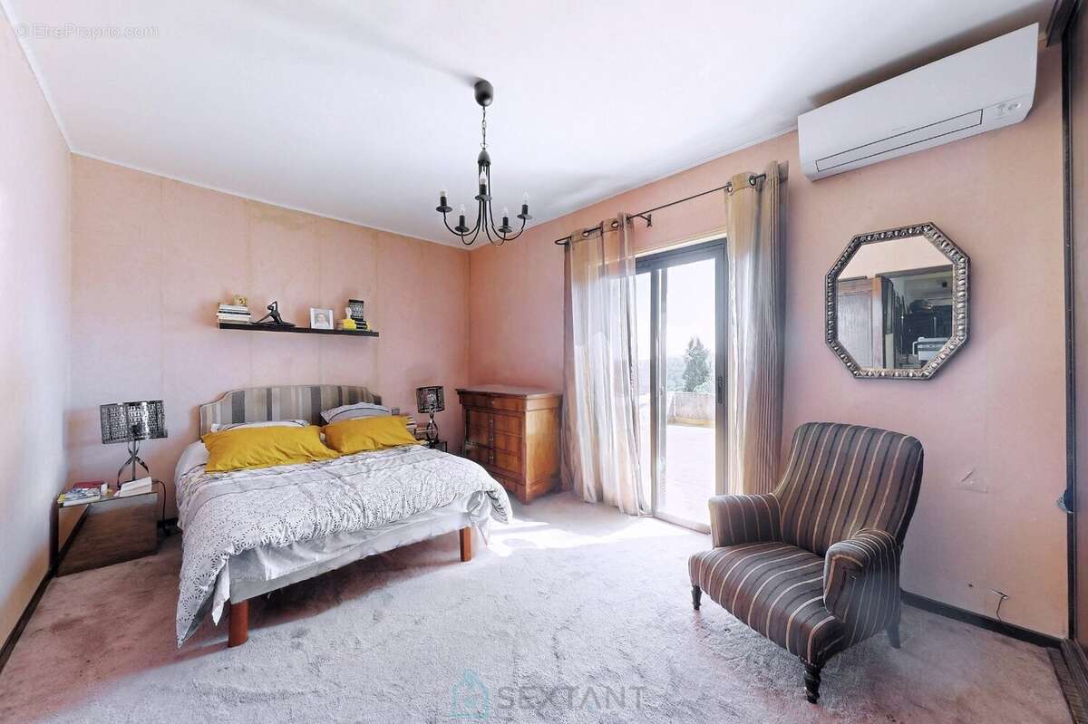 Maison à SAINT-MITRE-LES-REMPARTS