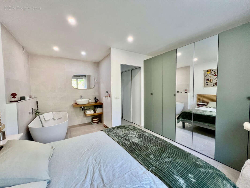 Appartement à SAINT-LAURENT-DU-VAR