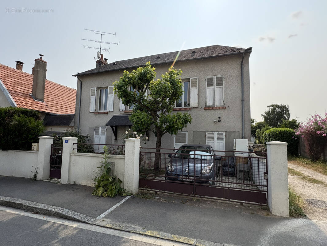Maison à SAINT-JEAN-DE-LA-RUELLE